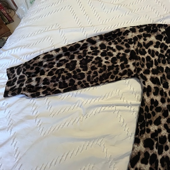 NWT HoneyMe leopard top. Size L - Picture 3 of 7
